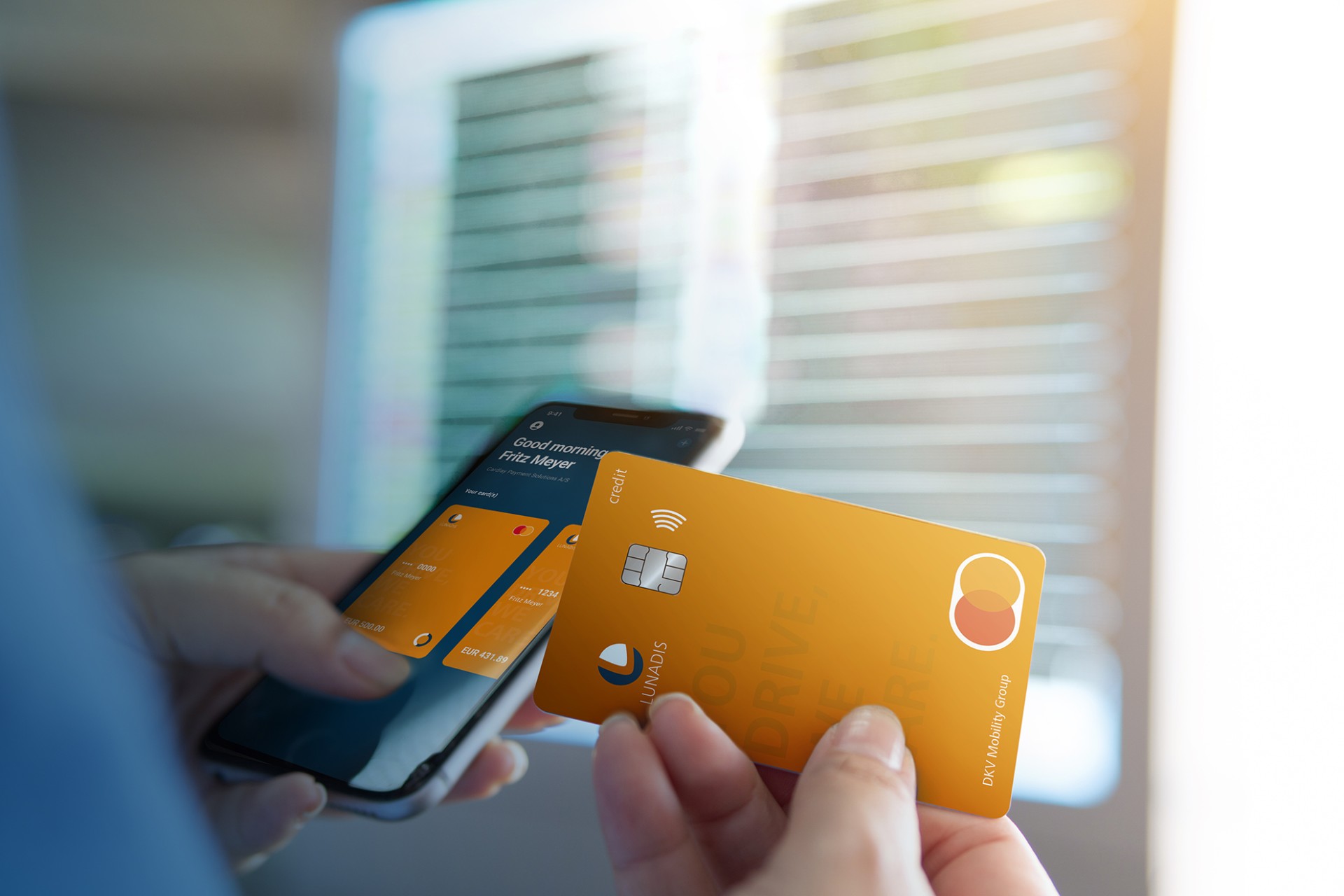 Lunadis Pay Card und Handy vor Fenster Lunadis Pay Card und Handy vor Fenster