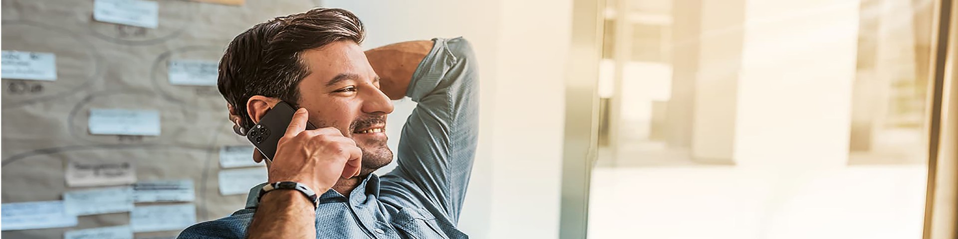 Mann telefoniert und sitzt im Büro Mann telefoniert und sitzt im Büro